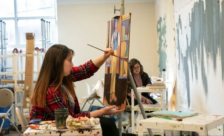 etudiants en art dans un studio creatif