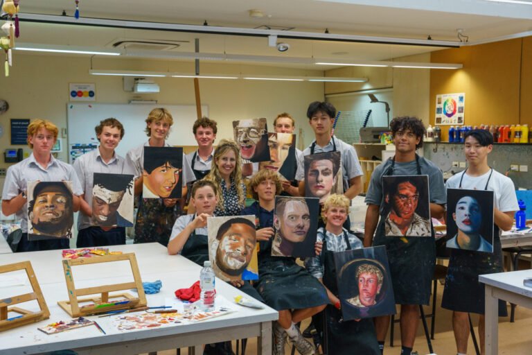 etudiants en arts plastiques en atelier