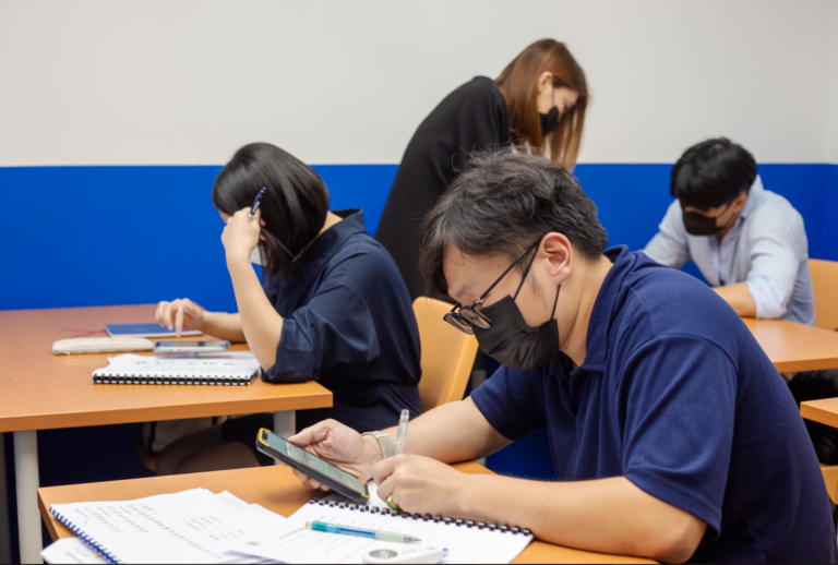 Quels sont les programmes offerts par le Centre de Langues ENS Lyon 31 etudiants en classe de langue dynamique