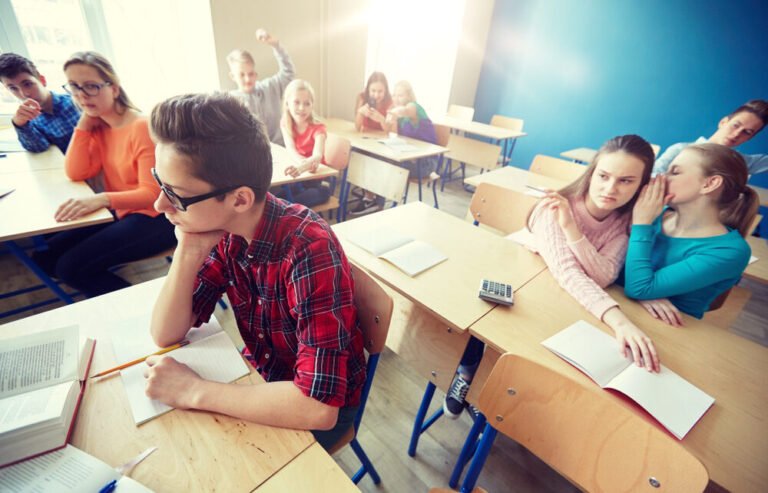 Quel BTS choisir après un bac STMG en ressources humaines 2 etudiants en classe et conseils dorientation