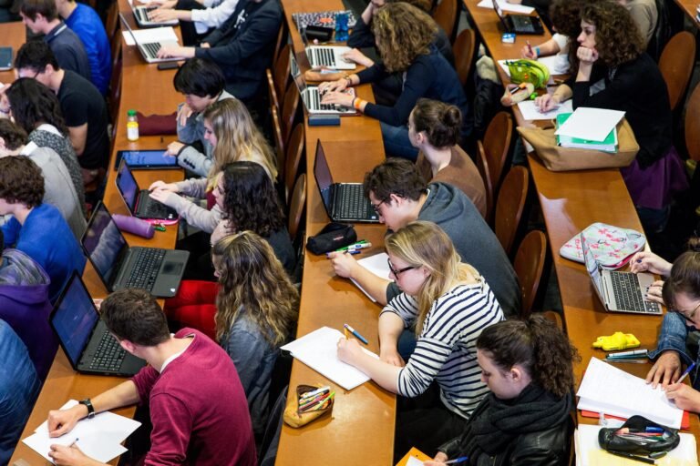 Qu'est-ce qu'une classe préparatoire universitaire pour Sciences Po 17 etudiants en classe preparatoire a sciences po