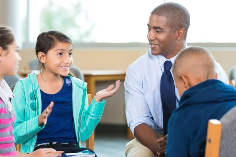 Pourquoi choisir l'ISCPA Lyon pour vos études en communication et journalisme 42 etudiants en communication en pleine discussion
