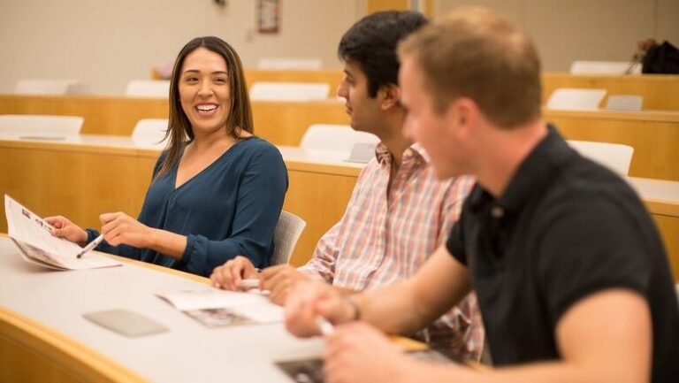 Quelle licence CCA choisir après un BTS Comptabilité et Gestion 10 etudiants en comptabilite en pleine discussion