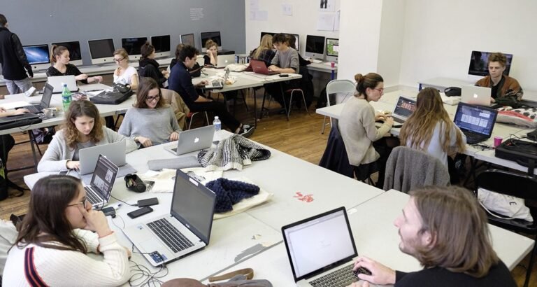 MJM Graphic Design : Est-ce un diplôme reconnu par l'État 33 etudiants en design graphique en atelier