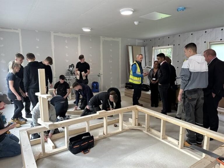 Quel est le programme et les conditions d'admission au CFA BTP Aix-les-Milles 8 etudiants en formation dans un batiment