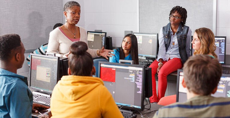 Qu'est-ce que le BTS Services Informatiques aux Organisations 7 etudiants en informatique travaillant en groupe
