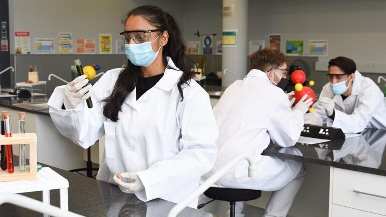 Quelles sont les débouchés après une classe préparatoire ATS en ingénierie industrielle 8 etudiants en ingenierie dans un laboratoire