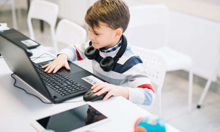 etudiants en ligne avec ordinateurs portables