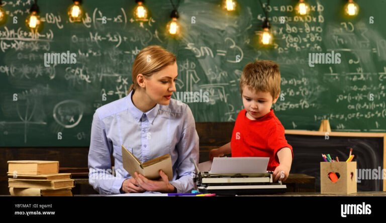 etudiants en ligne souriants et engages