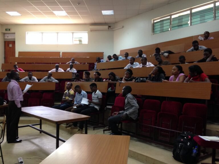 Quelles sont les modalités d'inscription au DEUST Préparateur en Pharmacie à Paris 12 etudiants en pharmacie dans un amphitheatre