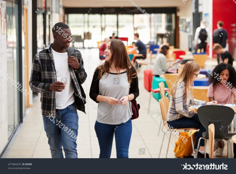 Que savoir sur l'École des Travaux Publics de Bourgogne Franche-Comté 12 etudiants en pleine activite sur le campus
