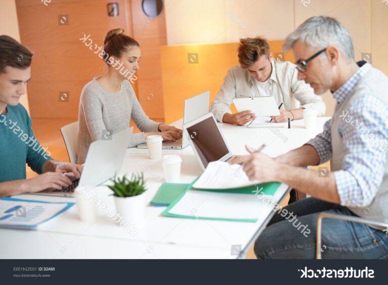 etudiants en reunion autour dun ordinateur