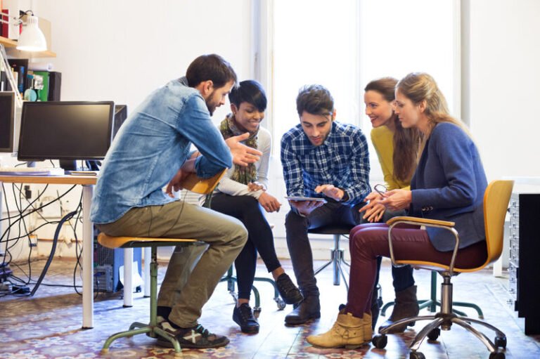 Qu'est-ce que le BTS Services Management Commercial Opérationnel 22 etudiants en reunion autour dun projet