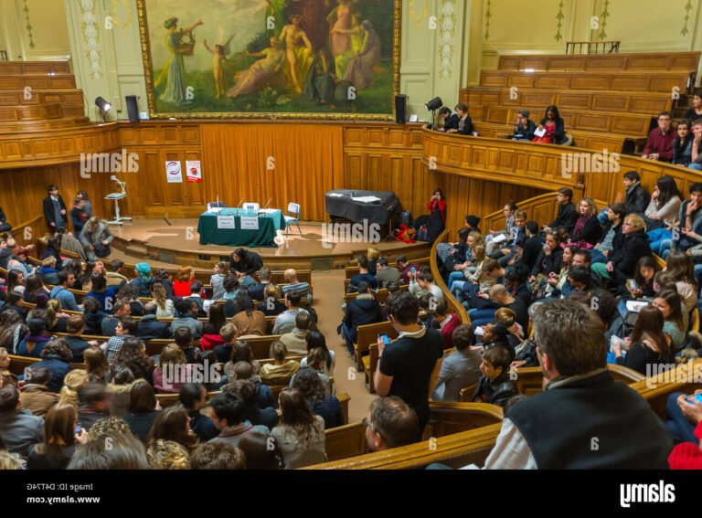 Comment intégrer Sciences Po en Master : les étapes clés à suivre 15 etudiants en reunion dans un amphitheatre
