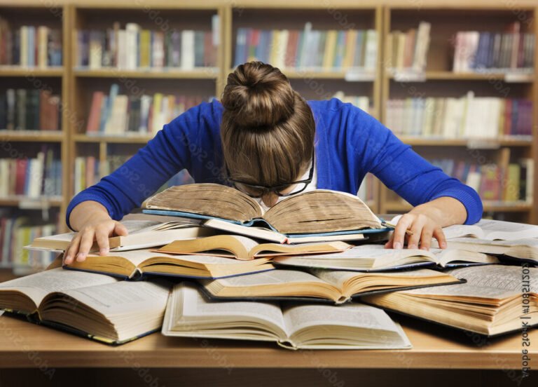 Qu'est-ce que le test First Certificate de Cambridge et comment se préparer 43 etudiants en train detudier pour lexamen