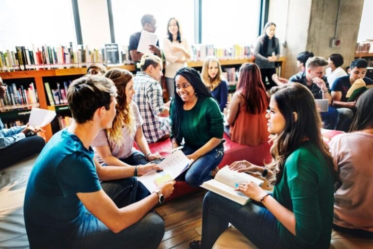 etudiants revisant ensemble pour le bts