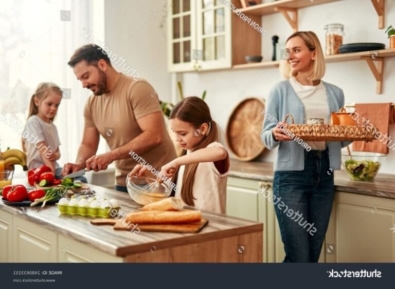 famille cuisinant ensemble avec joie