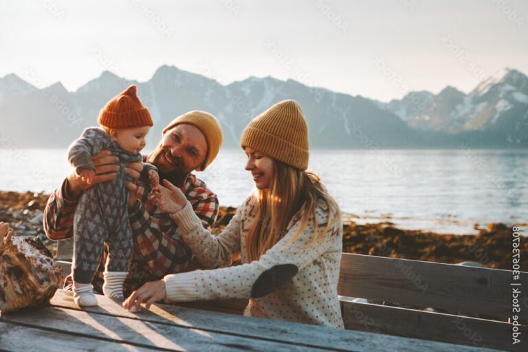 famille heureuse en vacances avec bebe