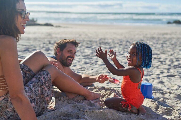 Où partir en famille cet été pour des vacances inoubliables 34 famille jouant sur une plage ensoleillee