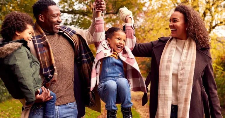 famille joyeuse autour dun sapin economique