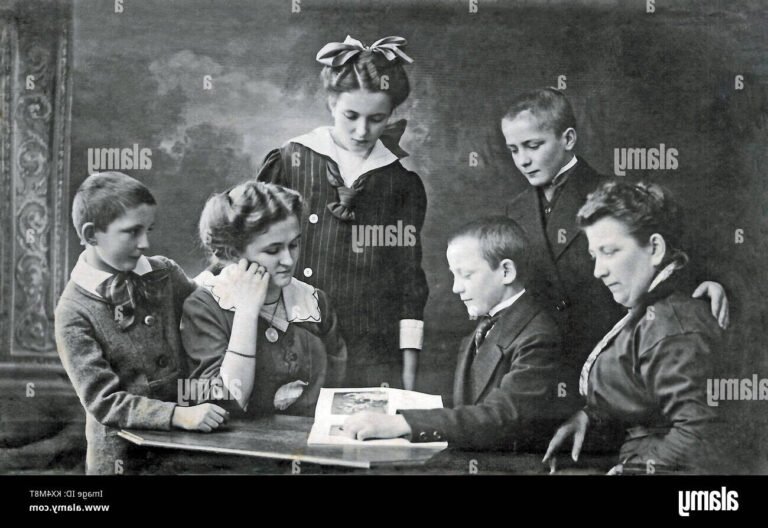 famille reunie autour dun livre