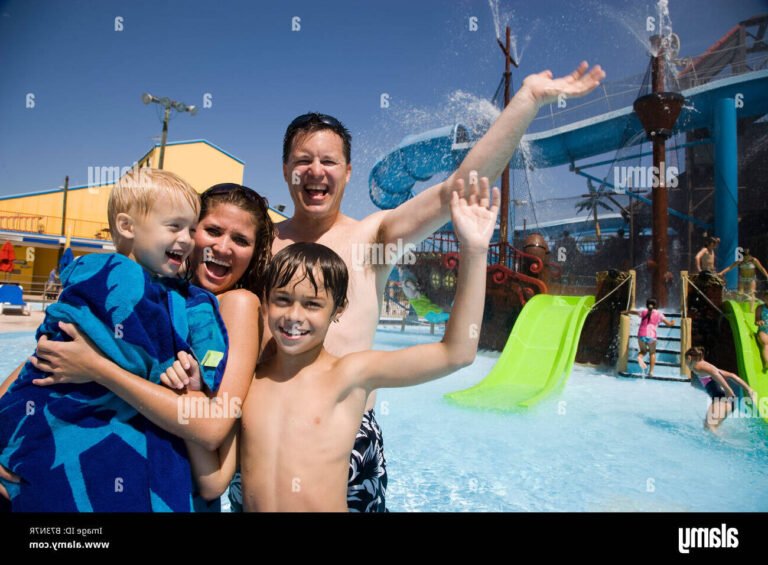 famille samusant a un parc aquatique