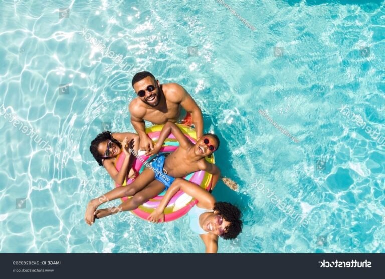 famille samusant au bord de la piscine