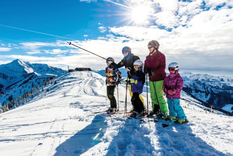 Où partir au ski en famille : les meilleures destinations 44 famille skiant sur une piste enneigee