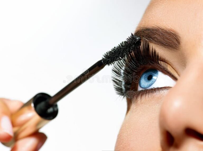femme appliquant du mascara avec eclat