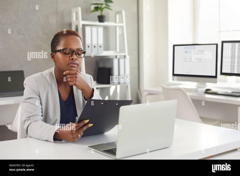 Quel diplôme est nécessaire pour devenir secrétaire professionnel 38 femme au bureau avec documents et ordinateur