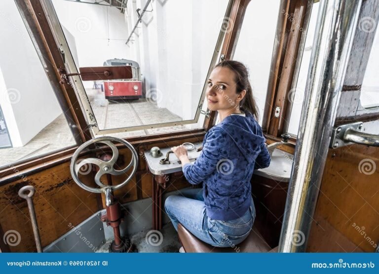 femme au volant dun tramway vintage