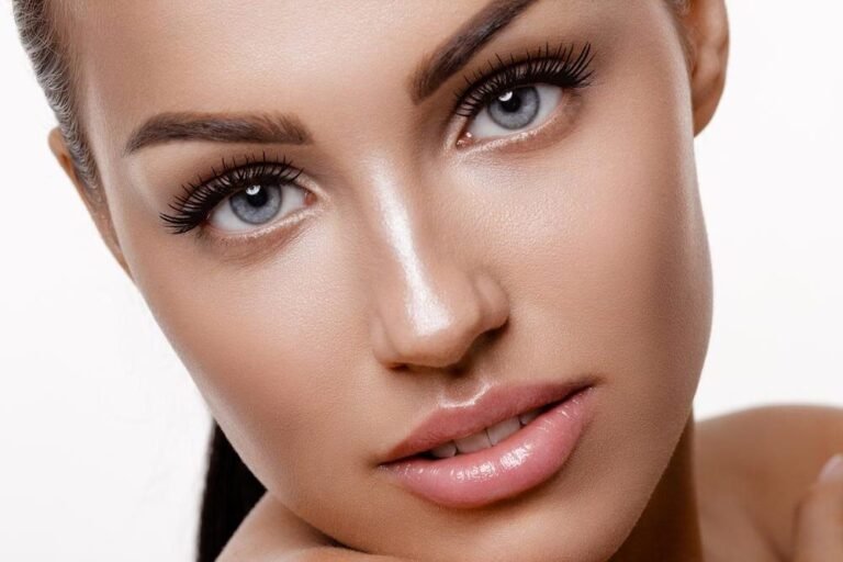 femme avec des extensions de cils glamour