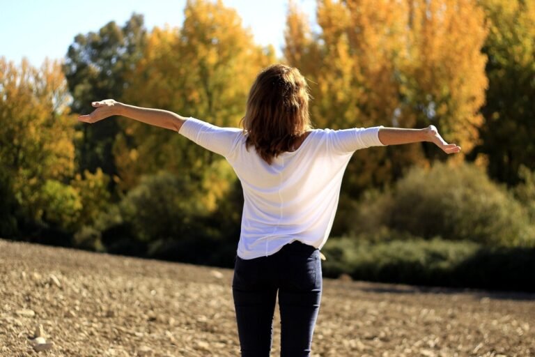 femme contemplant lhorizon symbole de resilience