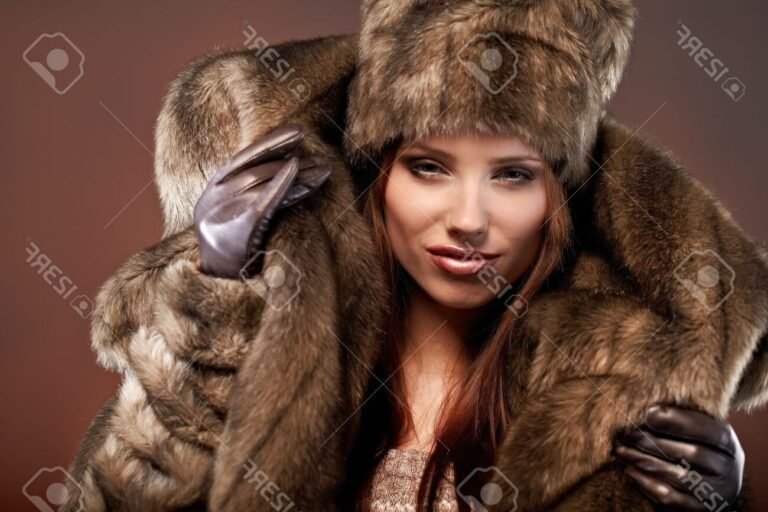 femme elegante en manteau en fourrure