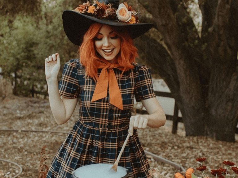 femme en robe de sorciere avec accessoires