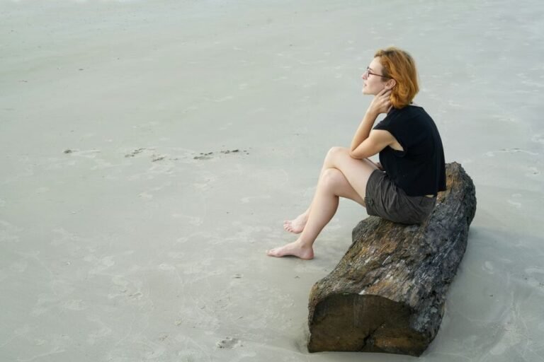 femme reflechissant dans un espace intime