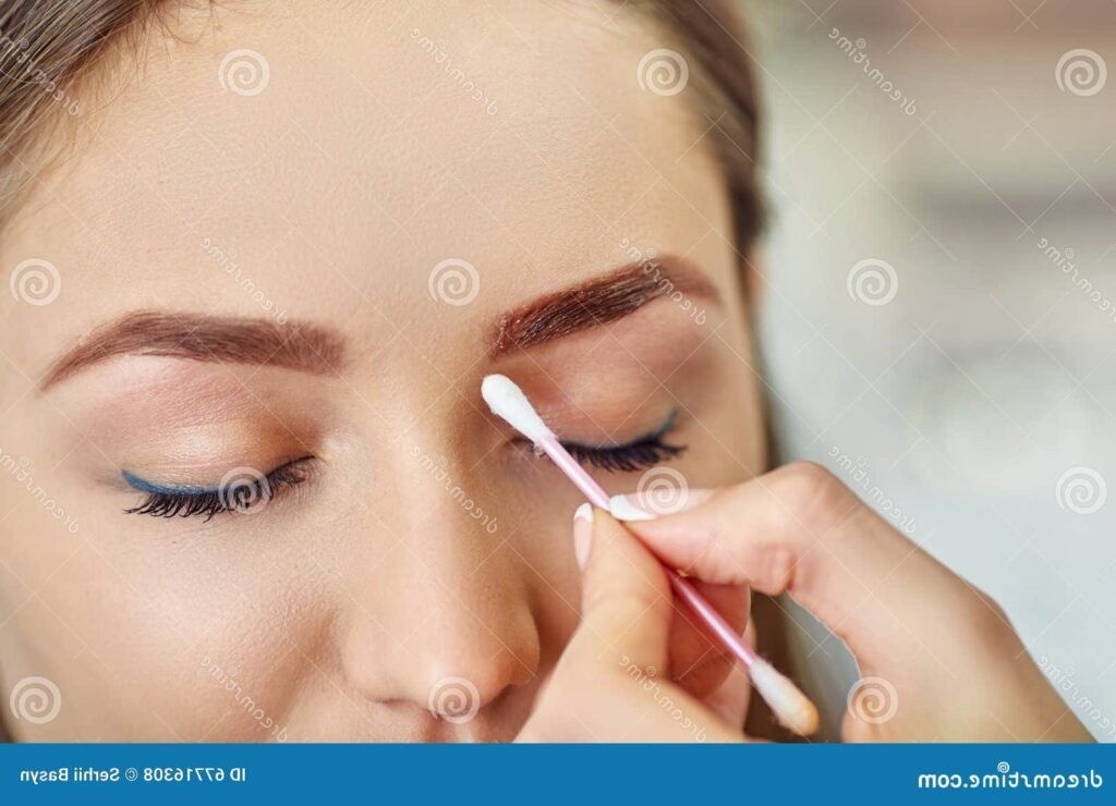 Pourquoi choisir une teinture des cils en institut plutôt qu'à domicile 6 Pourquoi choisir une teinture des cils en institut plutôt qu’à domicile