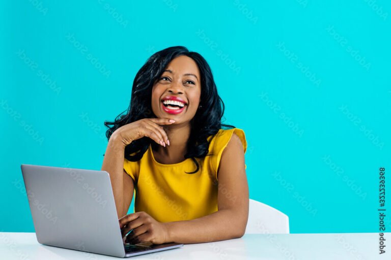 Comment utiliser le simulateur de date de congé maternité sur Ameli 25 femme utilisant un ordinateur en souriant