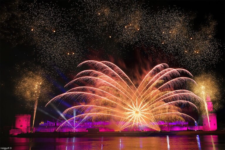 Que savoir sur "Tout feu tout flamme" à La Rochelle 27 feu dartifice sur le port de la rochelle