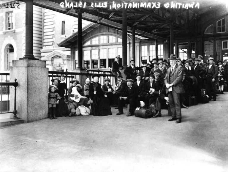 Comment Ellis Island a-t-elle façonné l'immigration aux États-Unis 36 file de migrants a ellis island