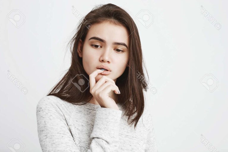 Quand allez-vous avoir vos premières règles Découvrez les signes clés ! 30 fille contemplant son reflet avec curiosite