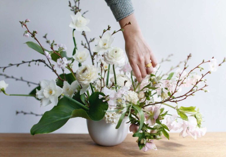 fleurs fraiches dans un vase elegant
