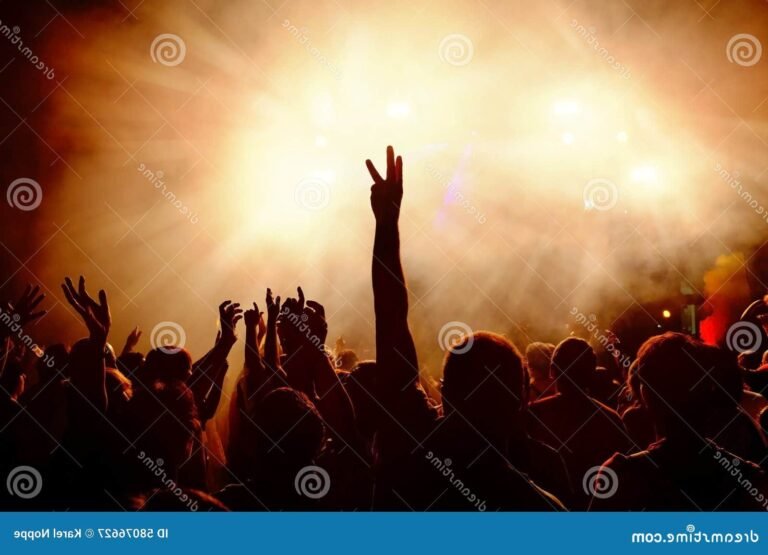 Pourquoi "I Gotta Feeling" des Black Eyed Peas est-il si populaire 5 foule dansant lors dun concert festif 1