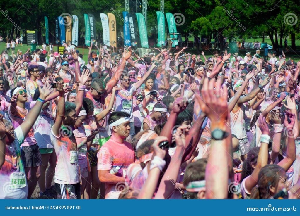 Pourquoi courir pour une fleur à Antibes est-il si spécial 1 foule joyeuse lors dune course coloree