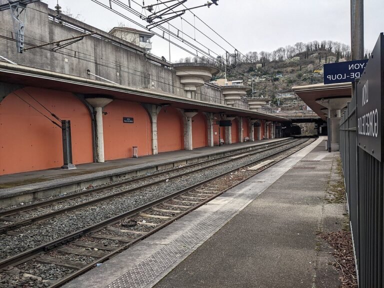 gare avec panneau indiquant gorge de loup