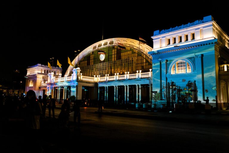 gare hua lamphong illuminee la nuit