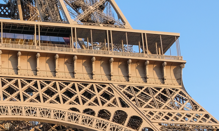 gravures de noms sur la tour eiffel