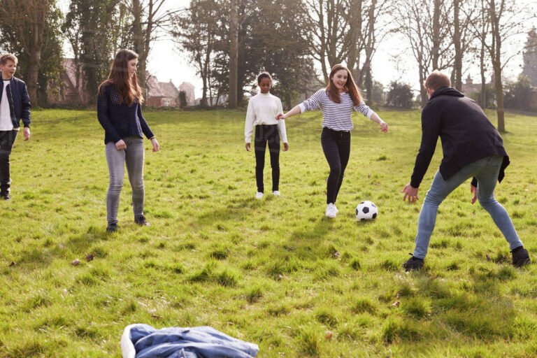 groupe dadolescents en train de jouer