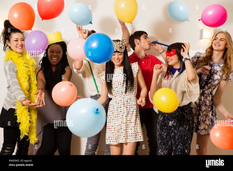 Comment organiser une fête mémorable pour célébrer les mille 2 groupe damis celebrant avec des ballons