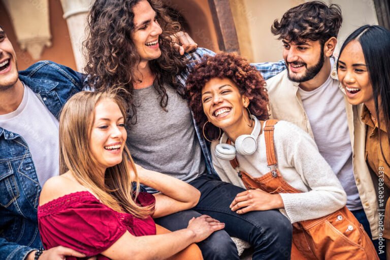 groupe damis riant ensemble a lexterieur